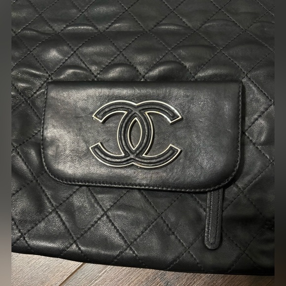 Chanel Hamptons Foldover Clutch Black Quilted Leather Handbag - Picture 13 of 16